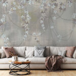 Fotobehang Delicate wijnranken en zachte bloemen verstrengeld.