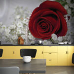 Fotobehang Rode roos en witte bloemen