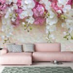 Fotobehang Orchideeën in cascade over roze bloemen.