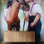 Fotobehang Schilderij van een meisje dat een paard kust