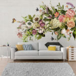 Fotobehang Vlinder vliegend over een boeket bloemen