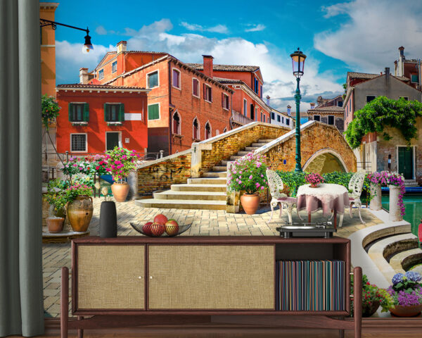 Patio met een tafel en stoelen en een fontein voor een gebouw Fotobehang Patio met een tafel en stoelen en een fontein voor een gebouw