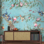 Fotobehang Pauwen en bloemen op blauwe achtergrond.