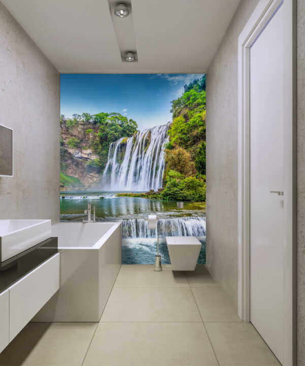 Sprankelende waterval te midden van weelderig groen Fotobehang Sprankelende waterval te midden van weelderig groen