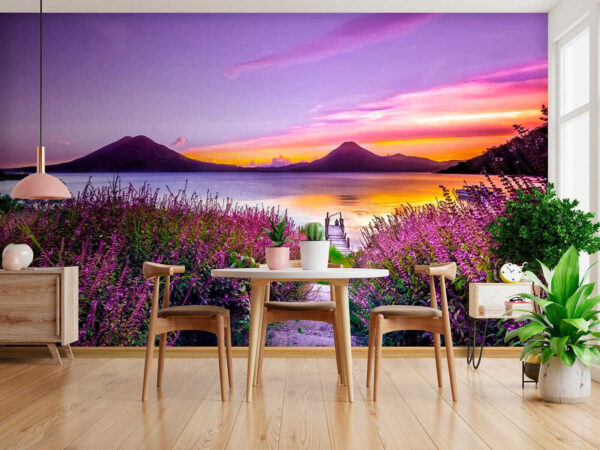 Pad naar een meer met paarse bloemen Fotobehang Pad naar een meer met paarse bloemen