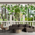 Fotobehang Witte deur met witte bloemen en groene bladeren