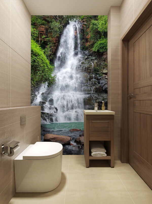 Majestueuze waterval te midden van weelderig groen Fotobehang Majestueuze waterval te midden van weelderig groen