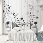 Fotobehang Witte muur met zwarte en witte bloemen