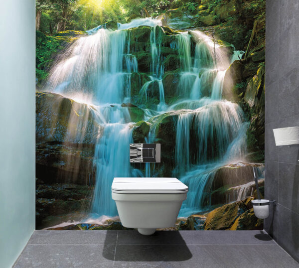 Mystieke waterval in weelderig bos Fotobehang Mystieke waterval in weelderig bos