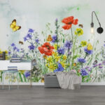 Fotobehang Levendige bloesems en fladderende vlinders.
