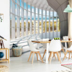 Fotobehang Zonnig uitzicht op het strand door geometrische ramen