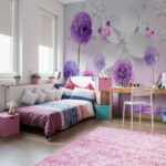 Fotobehang Paarse bloemen met vlinders en reflecties.