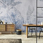 Fotobehang Gedempte junglebladeren op verweerde muur