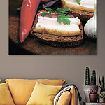 Canvas Schilderijen Eenvoudige snack met brood en spek