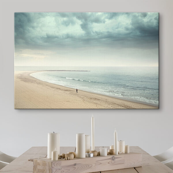 Persoon die op een strand loopt Canvas Schilderijen Persoon die op een strand loopt