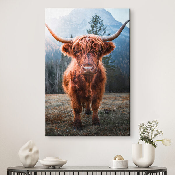 Hoogland koe in schilderachtig berglandschap Canvas Schilderijen Hoogland koe in schilderachtig berglandschap