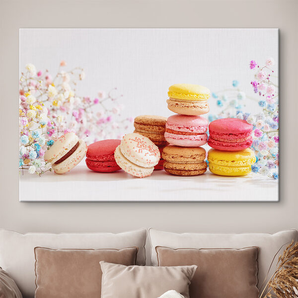 Kleurrijke macarons met delicate bloemen Canvas Schilderijen Kleurrijke macarons met delicate bloemen