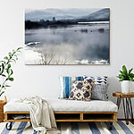 Canvas Schilderijen Mistig landschap met bergen en water