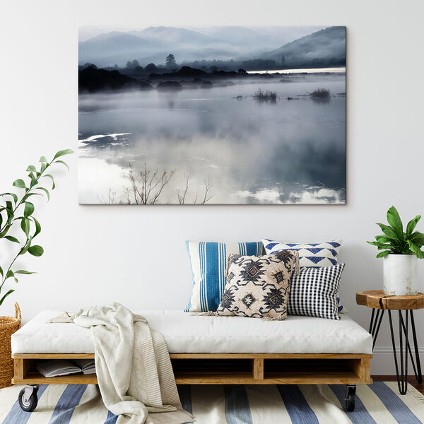 Mistig landschap met bergen en water Canvas Schilderijen Mistig landschap met bergen en water