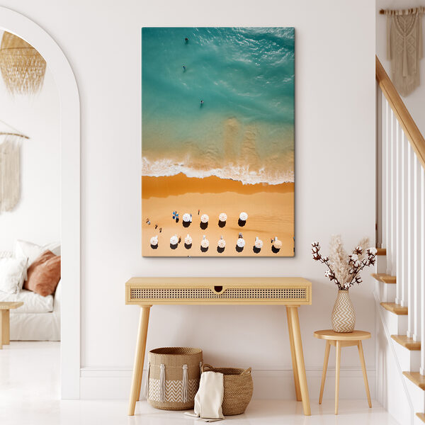Groep mensen op een strand met parasols Canvas Schilderijen Groep mensen op een strand met parasols