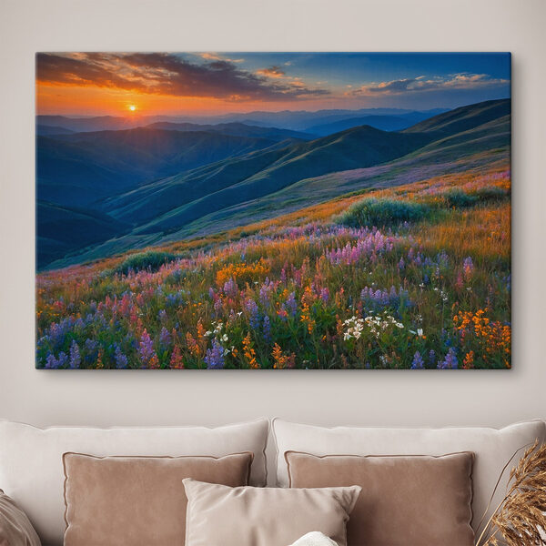 Bloemenveld op een berg Canvas Schilderijen Bloemenveld op een berg