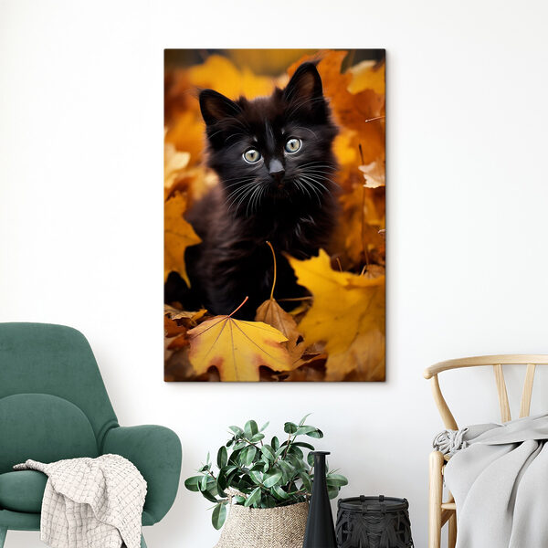 Zwart katje in een stapel bladeren Canvas Schilderijen Zwart katje in een stapel bladeren