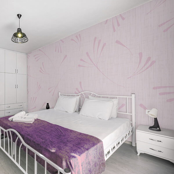 Roze bloemenpatroon op een witte achtergrond Fotobehang Roze bloemenpatroon op een witte achtergrond