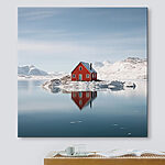 Canvas Schilderijen Rood huis op een eiland in water met besneeuwde bergen op de achtergrond