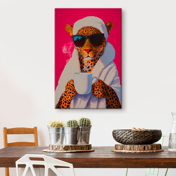 Schilderij van een luipaard in een gewaad en zonnebril die een beker vasthoudt Canvas Schilderijen Schilderij van een luipaard in een gewaad en zonnebril die een beker vasthoudt