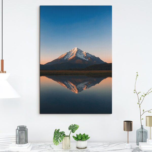 Berg met een meer en gras Canvas Schilderijen Berg met een meer en gras