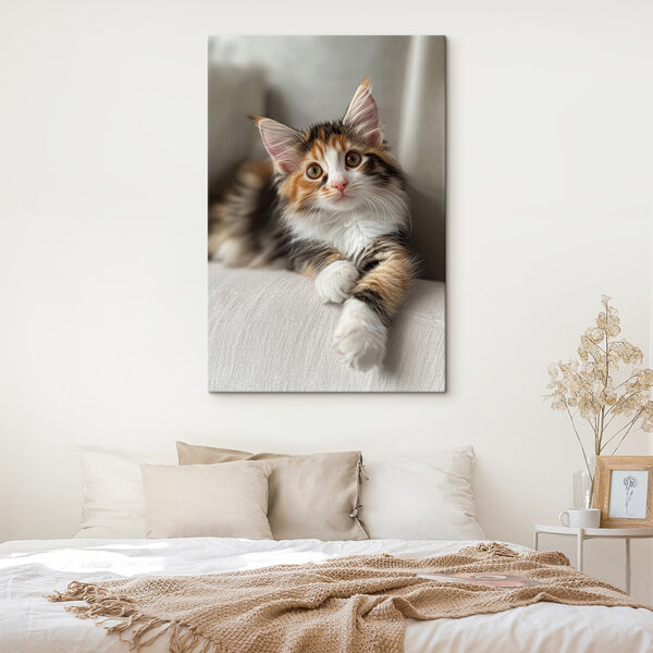 Kat liggend op een bank Canvas Schilderijen Kat liggend op een bank
