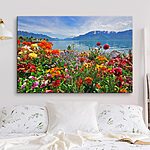 Canvas Schilderijen Bloembed met bloemen en een meer op de achtergrond