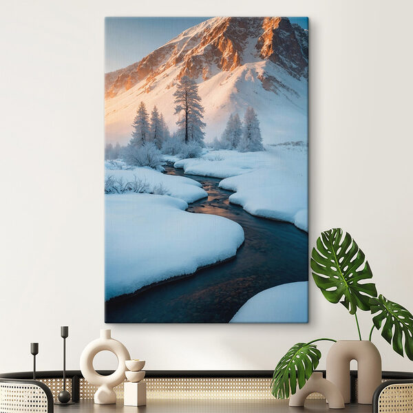 Rivier stroomt door een besneeuwde berg Canvas Schilderijen Rivier stroomt door een besneeuwde berg