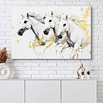 Canvas Schilderijen Groep witte paarden in looppas