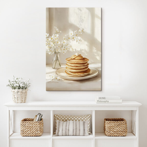 Stapel pannenkoeken op een bord naast een vaas met bloemen Canvas Schilderijen Stapel pannenkoeken op een bord naast een vaas met bloemen