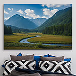 Canvas Schilderijen Rivier stroomt door een vallei met bergen op de achtergrond