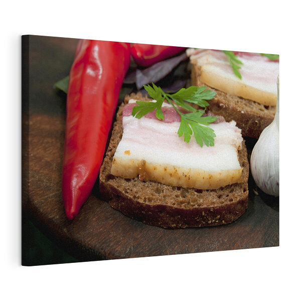 Canvas Schilderijen Eenvoudige snack met brood en spek
