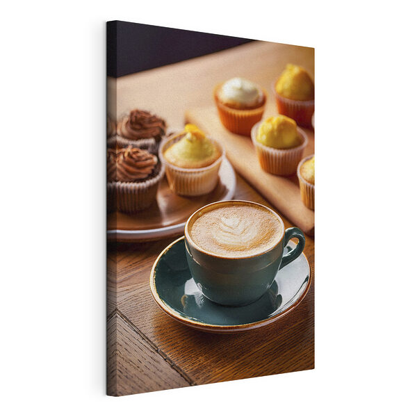 Canvas Schilderijen Kopje koffie en cupcakes op een tafel