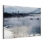 Canvas Schilderijen Mistig landschap met bergen en water