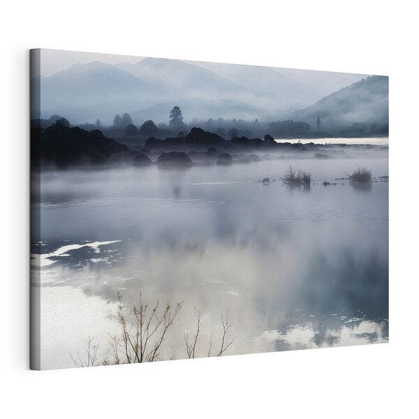 Mistig landschap met bergen en water Canvas Schilderijen Mistig landschap met bergen en water