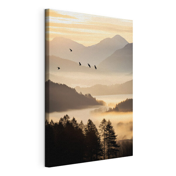 Vogels die over een vallei met bergen en mist vliegen Canvas Schilderijen Vogels die over een vallei met bergen en mist vliegen