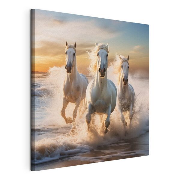 Een groep witte paarden die over het strand rennen Canvas Schilderijen Een groep witte paarden die over het strand rennen